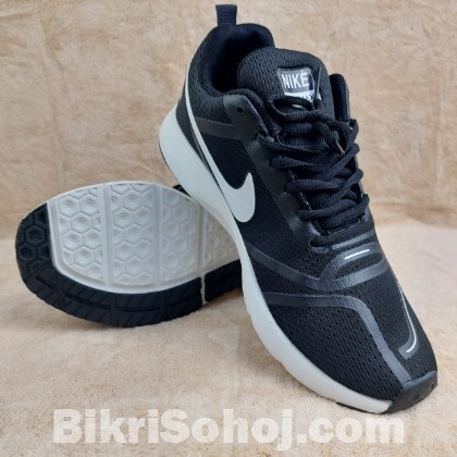 Nike Air Max / Nike Zoom running shoes in a black colorway